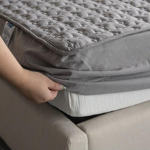 Load image into Gallery viewer, Hypoallergenic Waterproof Mattress Cover
